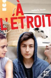 À L'Étroit