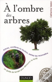 À L'Ombre Des Arbres ; Un Guide De Terrain Pour Comprendre La Nature ; Arbres Et Arbustes, Sachez Les Reconnaître