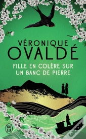 Fille En Colère Sur Un Banc De Pierre