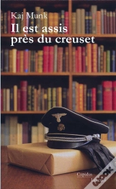 Il Est Assis Près Du Creuset