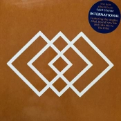 Capa do artigo International - Vinil