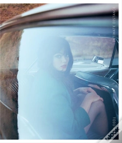 Capa do artigo Intimate Distance