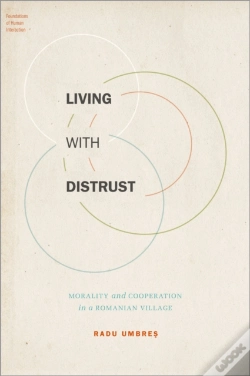 Capa do artigo Living With Distrust