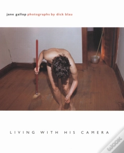Capa do artigo Living With His Camera