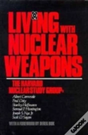 Capa do artigo Living With Nuclear Weapons