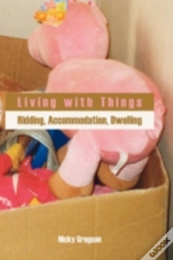 Capa do artigo Living With Things