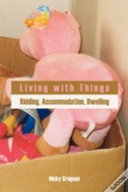 Capa do artigo Living With Things