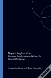 Capa do artigo Negotiating Identities