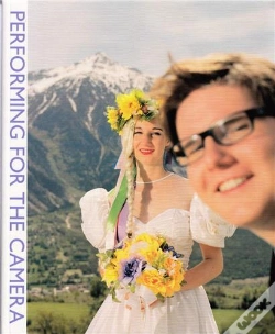 Capa do artigo Simon Baker and Fiontan Performing for the Camera