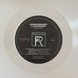 Capa do artigo Solitary Men - Vinil