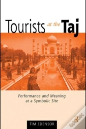 Capa do artigo Tourists At The Taj