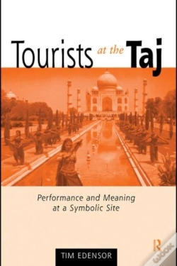 Capa do artigo Tourists At The Taj
