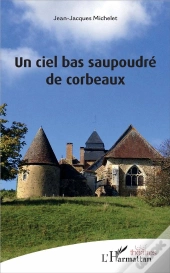Un Ciel Bas Saupoudré De Corbeaux