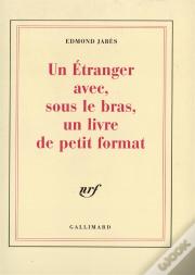 Un Etranger Avec, Sous Le Bras, Un Livre De Petit Format