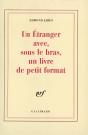 Un Etranger Avec, Sous Le Bras, Un Livre De Petit Format - Preview