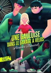 Une Gauloise Dans Le Garage À Vélos