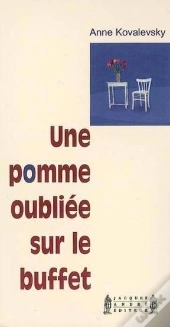 Une Pomme Oubliée Sur Le Buffet